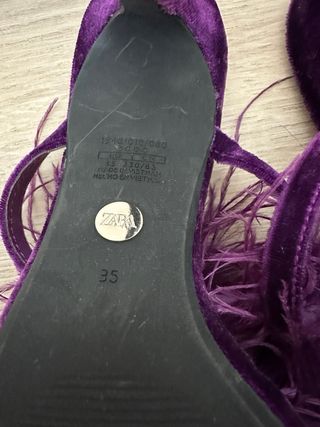 Zapatos de tacón Zara morados con plumas