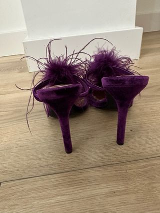 Zapatos de tacón Zara morados con plumas