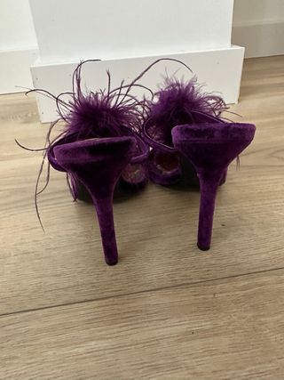 Zapatos de tacón Zara morados con plumas