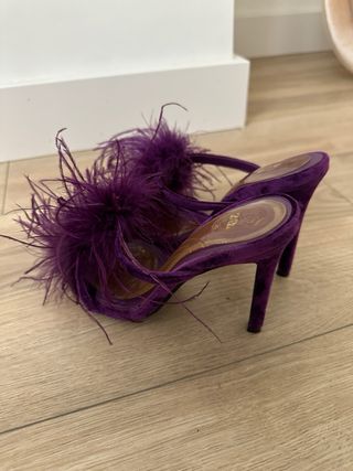 Zapatos de tacón Zara morados con plumas