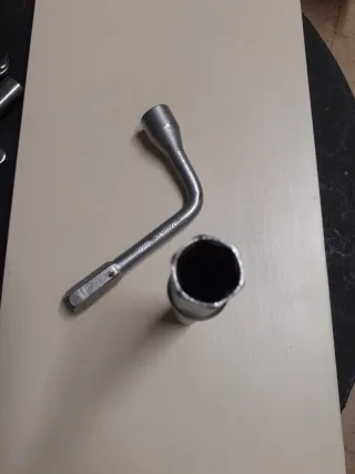 Llave bujías 17mm y tuercas