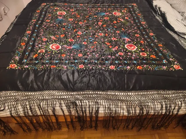 Mantón de Manila bordado. SIN USAR