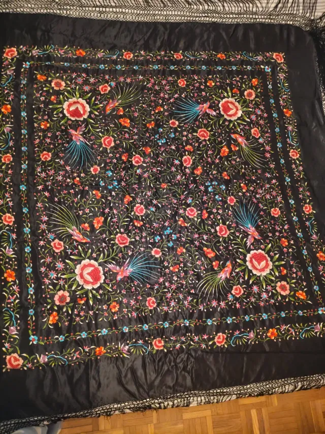 Mantón de Manila bordado. SIN USAR