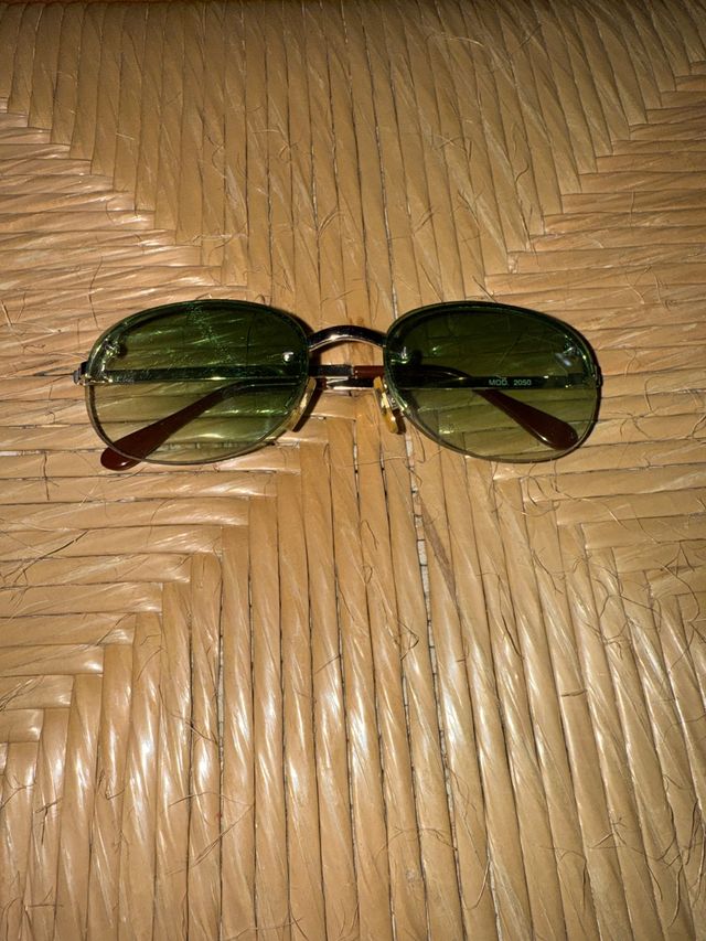 Gafas de sol doradas y verdes