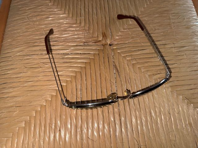 Gafas de sol doradas y verdes