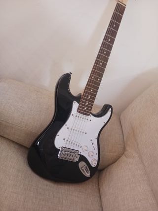 Guitarra Eléctrica Squier Stratocaster Negra+funda