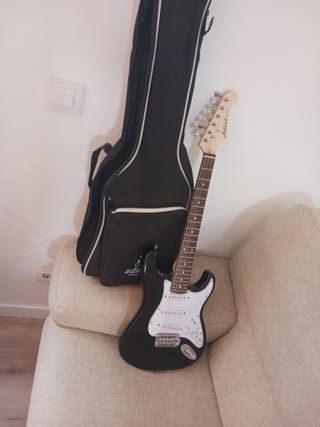 Guitarra Eléctrica Squier Stratocaster Negra+funda