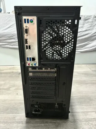 Torre PC Negra usado