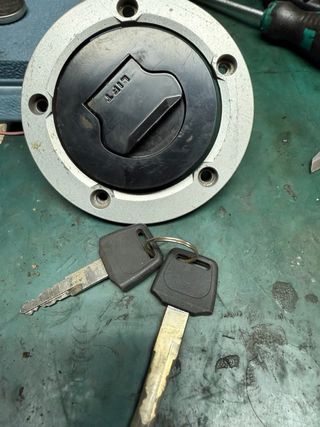 Tapón depósito moto con llave