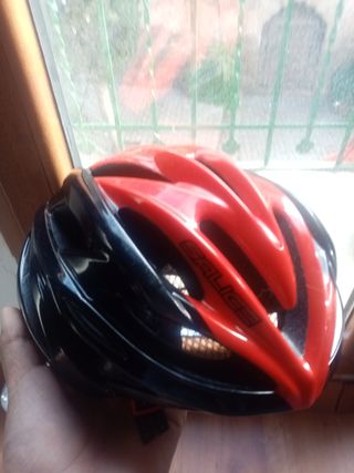 Casco de bicicleta rojo y negro