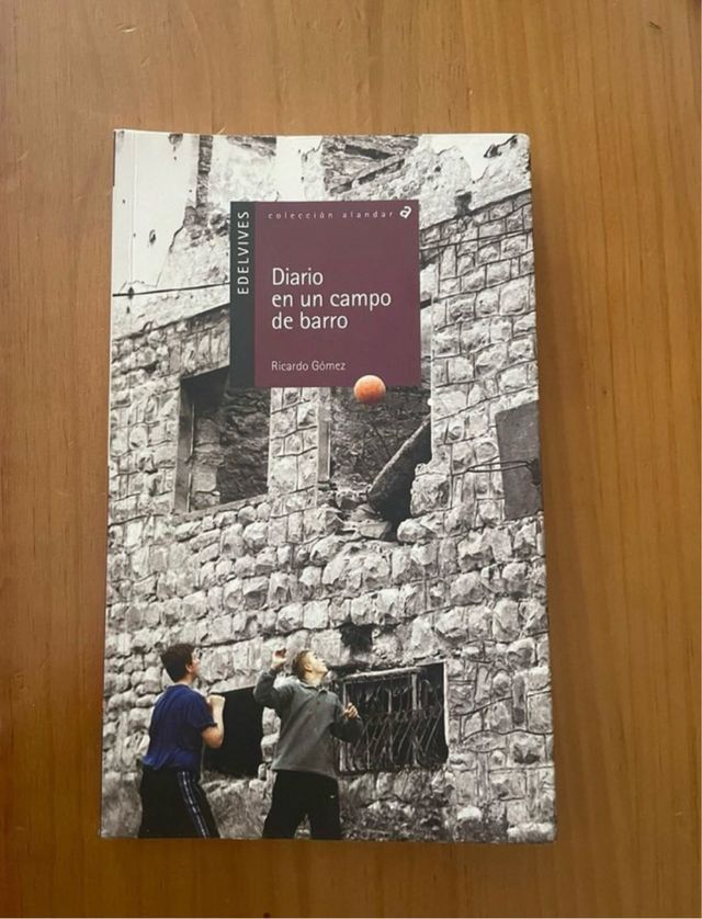 Libro Diario en un campo de barro