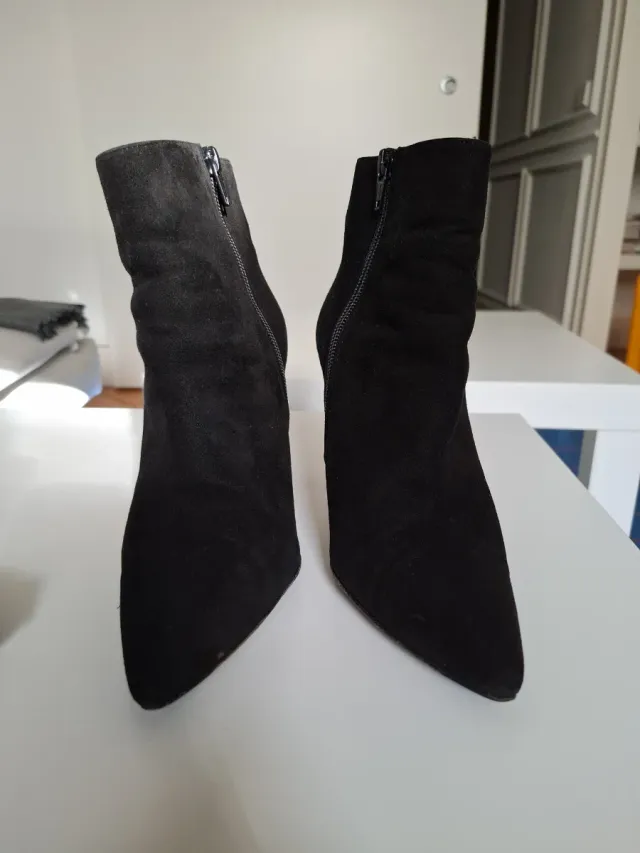 Botines ante tacón fino alto. Monisimos