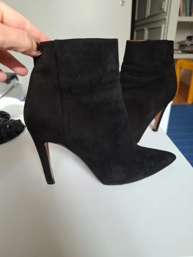 Botines ante tacón fino alto. Monisimos