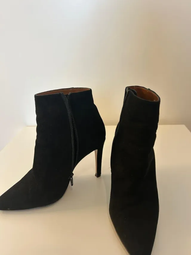 Botines ante tacón fino alto. Monisimos