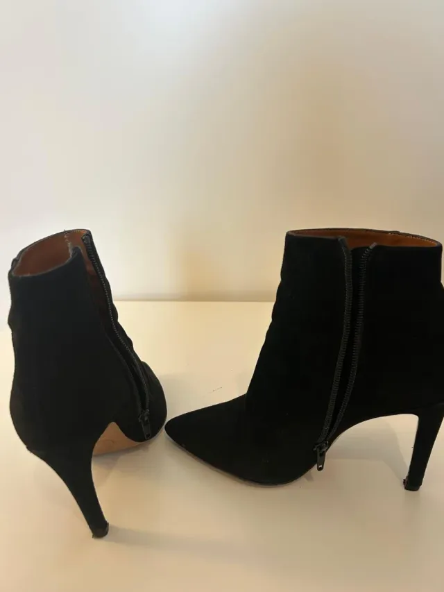 Botines ante tacón fino alto. Monisimos