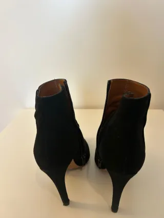 Botines ante tacón fino alto. Monisimos