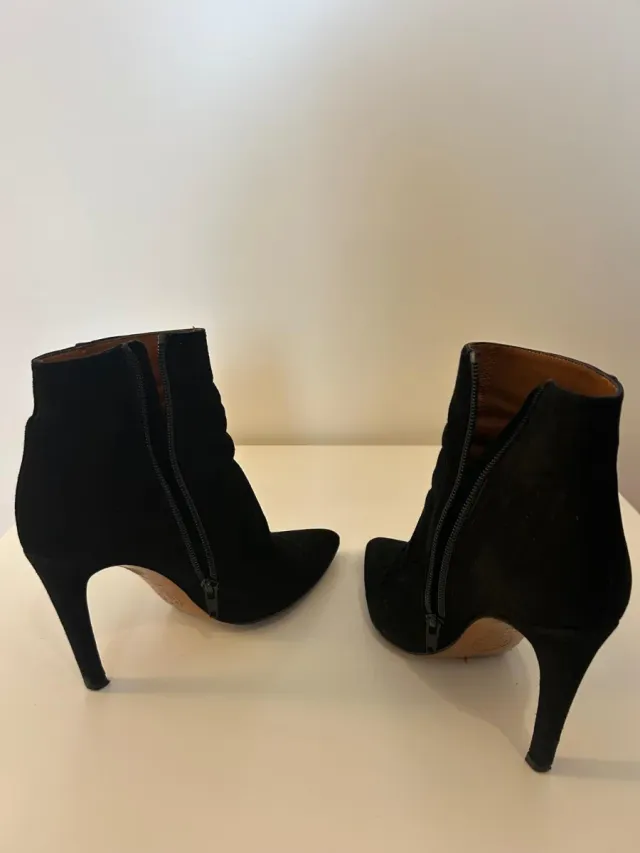 Botines ante tacón fino alto. Monisimos