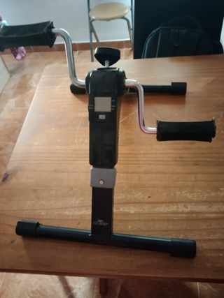 Pedaleador de piernas con pantalla