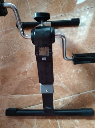 Pedaleador de piernas con pantalla