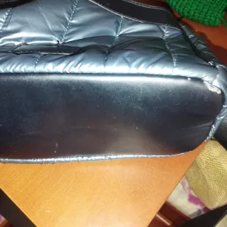 Bolso acolchado azul y negro