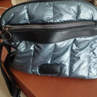 Bolso acolchado azul y negro