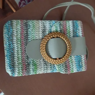 Bolso acolchado azul y negro