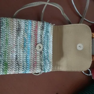 Bolso acolchado azul y negro