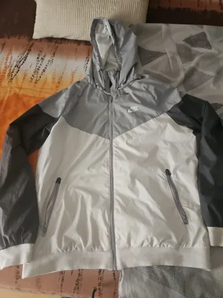 Chaqueta Nike Gris y Blanca