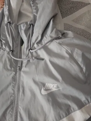 Chaqueta Nike Gris y Blanca