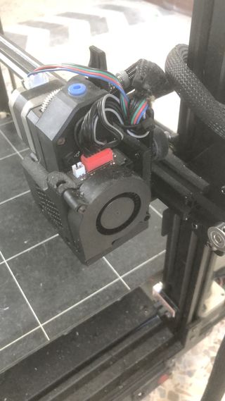 Impresora 3D Negra y Amarilla