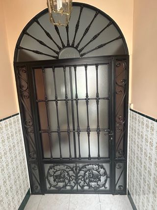 Portón de hierro forjado como nuevo