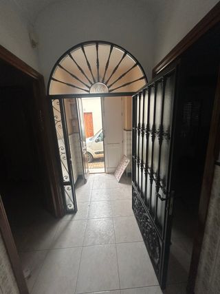 Portón de hierro forjado como nuevo