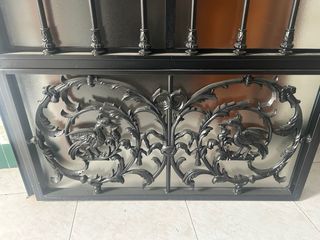 Portón de hierro forjado como nuevo