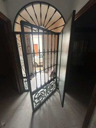 Portón de hierro forjado como nuevo