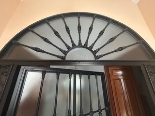 Portón de hierro forjado como nuevo