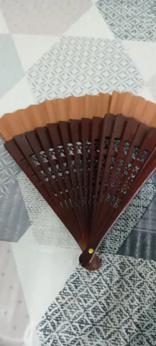Abanico vintage madera tallada tela beige/marrón