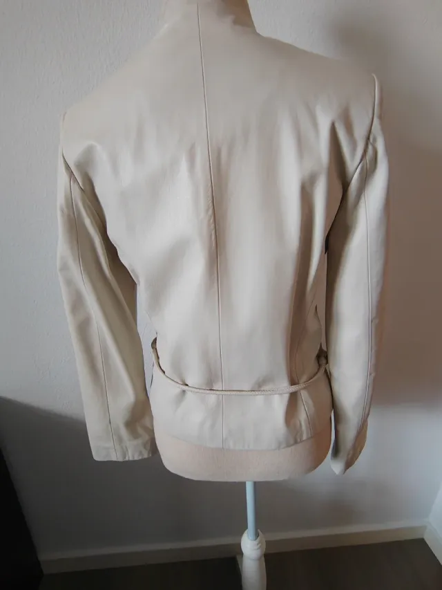 Chaqueta de piel Tesatti blanca