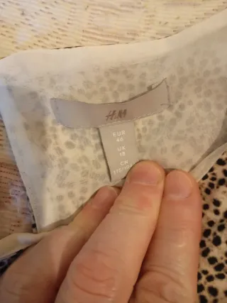 Vestido y camisa verde y beige