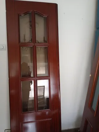 2 Puertas de madera con 6 cristales.