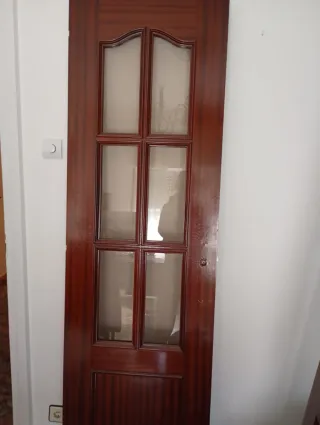 2 Puertas de madera con 6 cristales.