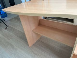 Escritorio madera claro con estantes