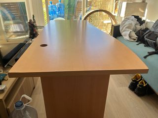 Escritorio madera claro con estantes