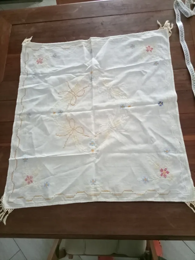 Centrotavola ricamato a mano