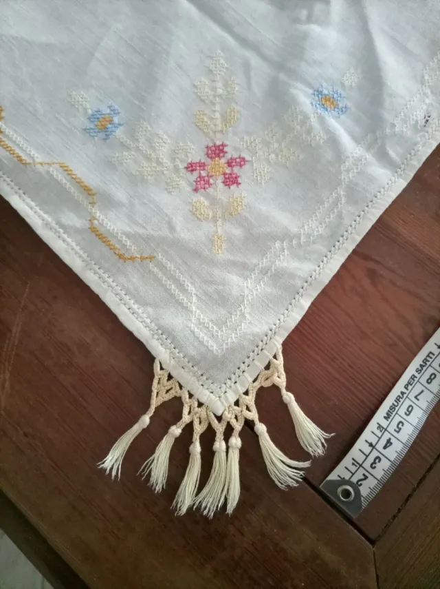 Centrotavola ricamato a mano