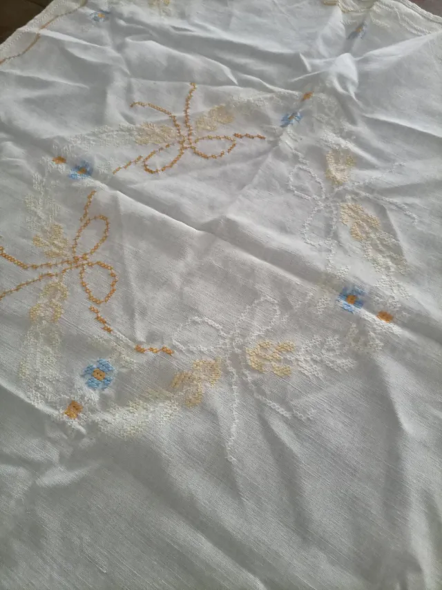 Centrotavola ricamato a mano