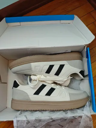 Scarpe sportive bianche e nere