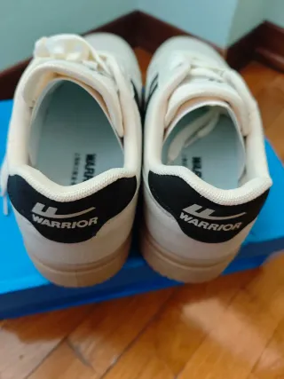 Scarpe sportive bianche e nere