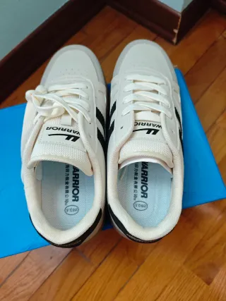 Scarpe sportive bianche e nere