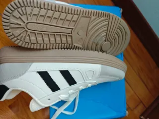 Scarpe sportive bianche e nere