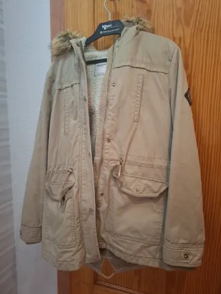 Parka Pimkie beige con capucha y pelo